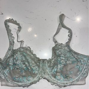 Victoria’s Secret 34 DD unlined demi bra for sale 🩵